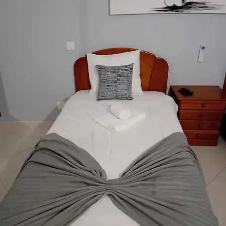 Spacious In - 100 M² With Shared Pool Appartement Alvor