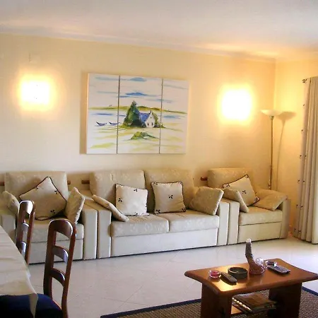Oasis: Spacious With Shared Pool *