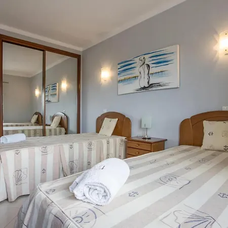 Apartment Oasis: Spacious With Shared Pool Alvor