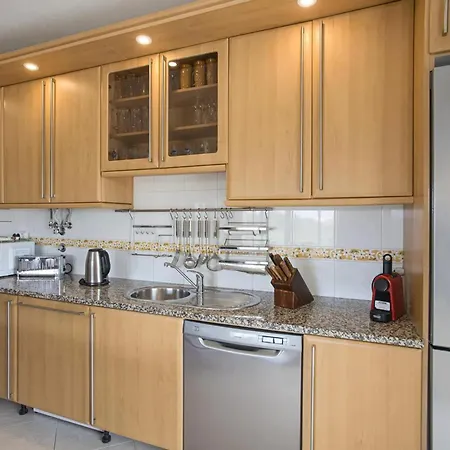 Spacious In - 100 M² With Shared Pool 알보르