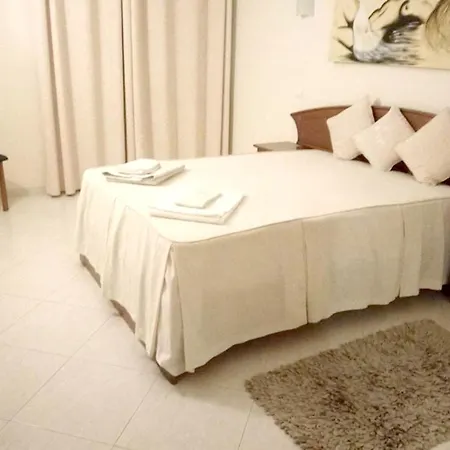 Spacious In - 100 M² With Shared Pool 알보르