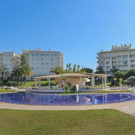 Spacious In - 100 M² With Shared Pool