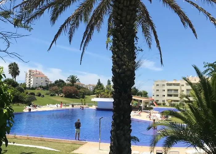 Lägenhet Spacious In - 100 M² With Shared Pool Alvor