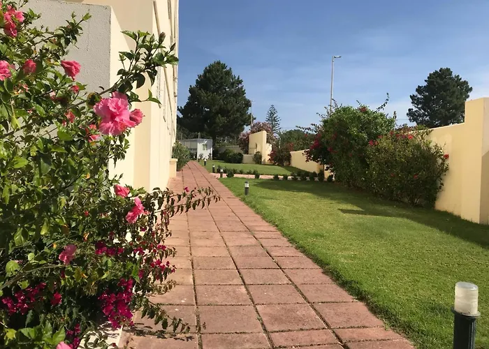 Spacious In - 100 M² With Shared Pool * Alvor