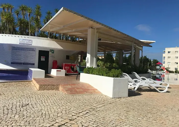 Lägenhet Spacious In - 100 M² With Shared Pool