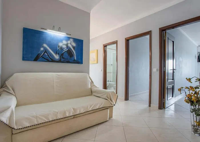 Spacious In - 100 M² With Shared Pool Alvor