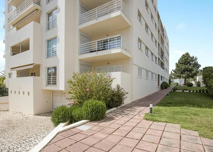 Spacious In - 100 M² With Shared Pool *