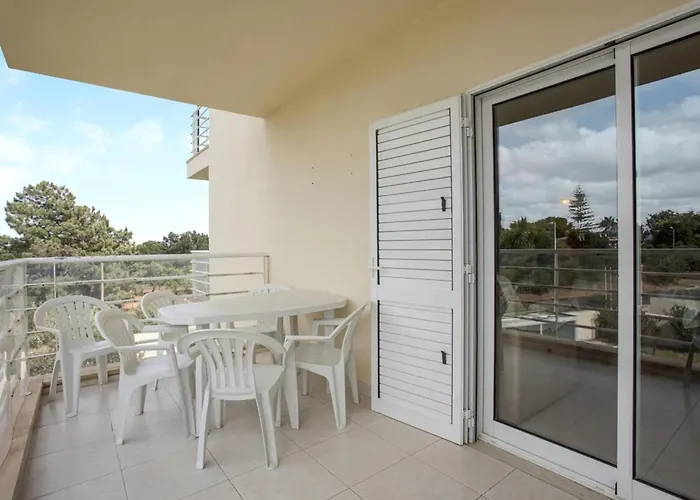 Spacious In - 100 M² With Shared Pool Alvor