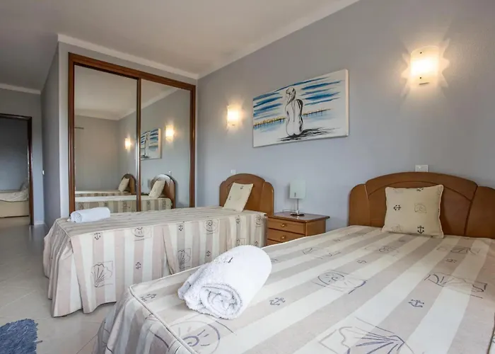 Lägenhet Spacious In - 100 M² With Shared Pool Alvor