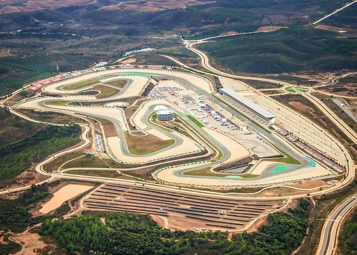 Lägenhet Spacious In - 100 M² With Shared Pool Alvor