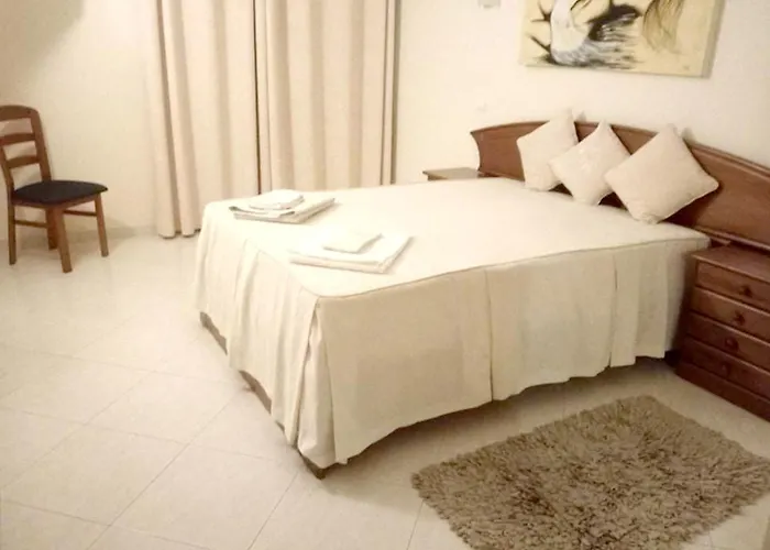 Spacious In - 100 M² With Shared Pool Alvor