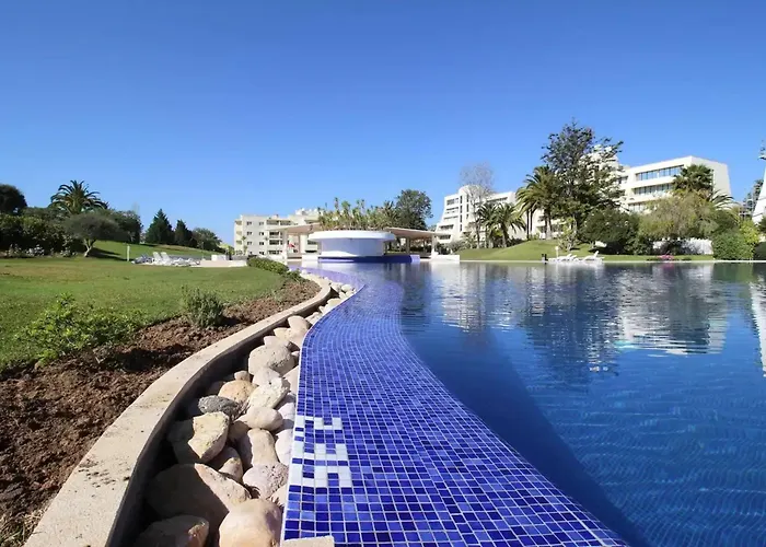 Spacious In - 100 M² With Shared Pool * Alvor