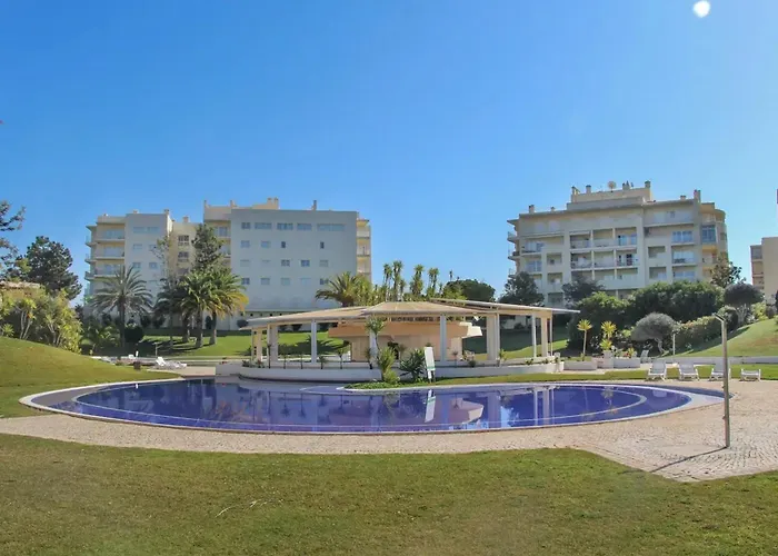 Spacious In - 100 M² With Shared Pool