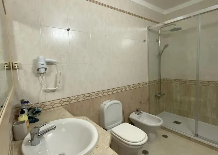 Lägenhet Spacious In - 100 M² With Shared Pool Alvor