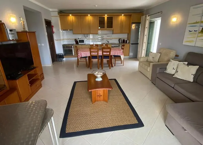 Spacious In - 100 M² With Shared Pool Lägenhet