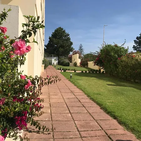 Spacious In - 100 M² With Shared Pool * Alvor