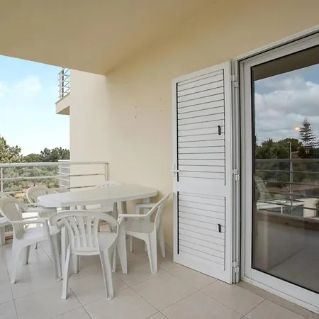 Spacious In - 100 M² With Shared Pool Alvor